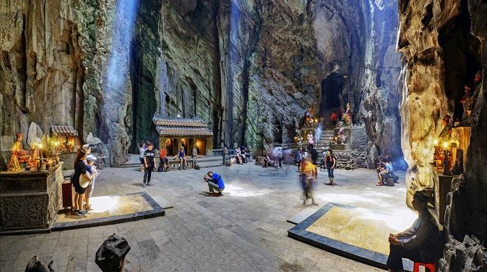 Ánh nắng xuyên qua mái vòm đá tại động Huyền Không, tạo nên không gian huyền ảo như một thế giới khác