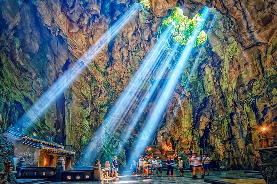 Ánh sáng tự nhiên xuyên qua vòm đá tại động Huyền Không, tạo nên khung cảnh huyền ảo đặc trưng của Ngũ Hành Sơn