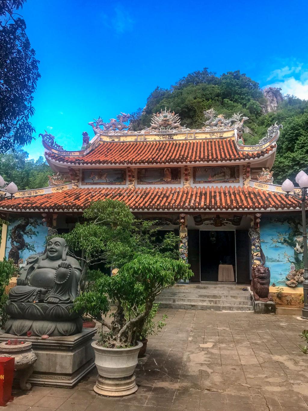 Chùa Tam Thai cổ kính nép mình trên sườn núi, mang đậm giá trị tâm linh và văn hóa của Ngũ Hành Sơn