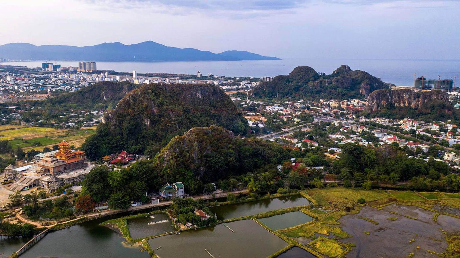 Toàn cảnh Ngũ Hành Sơn và bãi biển Non Nước nhìn từ trên cao