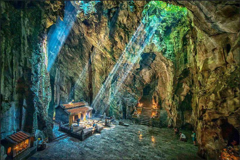 Ánh sáng xuyên qua mái vòm động Huyền Không tạo nên không gian huyền bí và linh thiêng