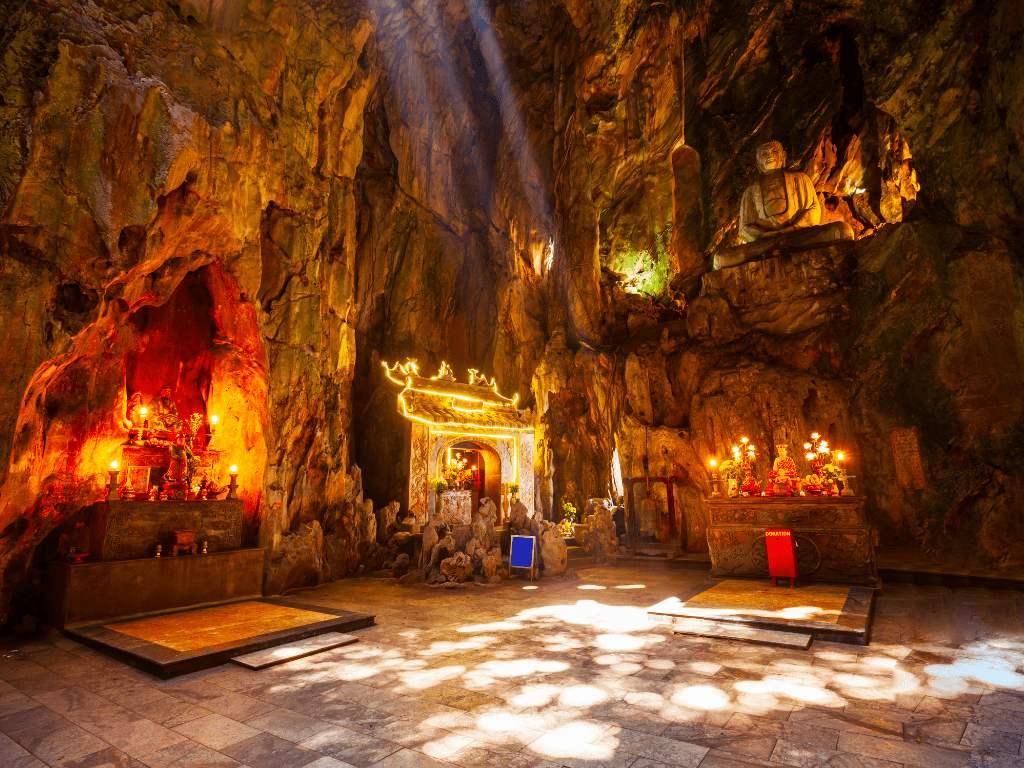 Ánh sáng tự nhiên xuyên qua mái vòm động Huyền Không tạo nên khung cảnh huyền ảo giữa lòng Ngũ Hành Sơn